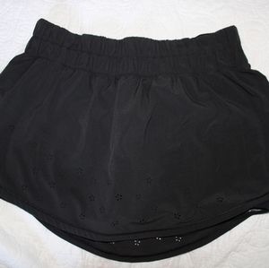 Black lululemon skirt size 6